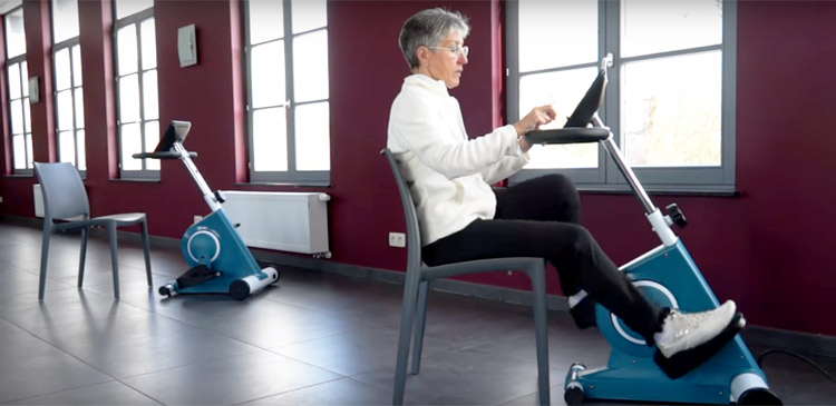 Utilisation du Medbike, personne âgée Utilisation du Medbike, personne âgée