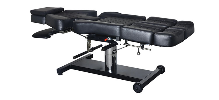 chaise de tatouage inclinable à 180° pour tatouage allongé sur ventre ou dos.